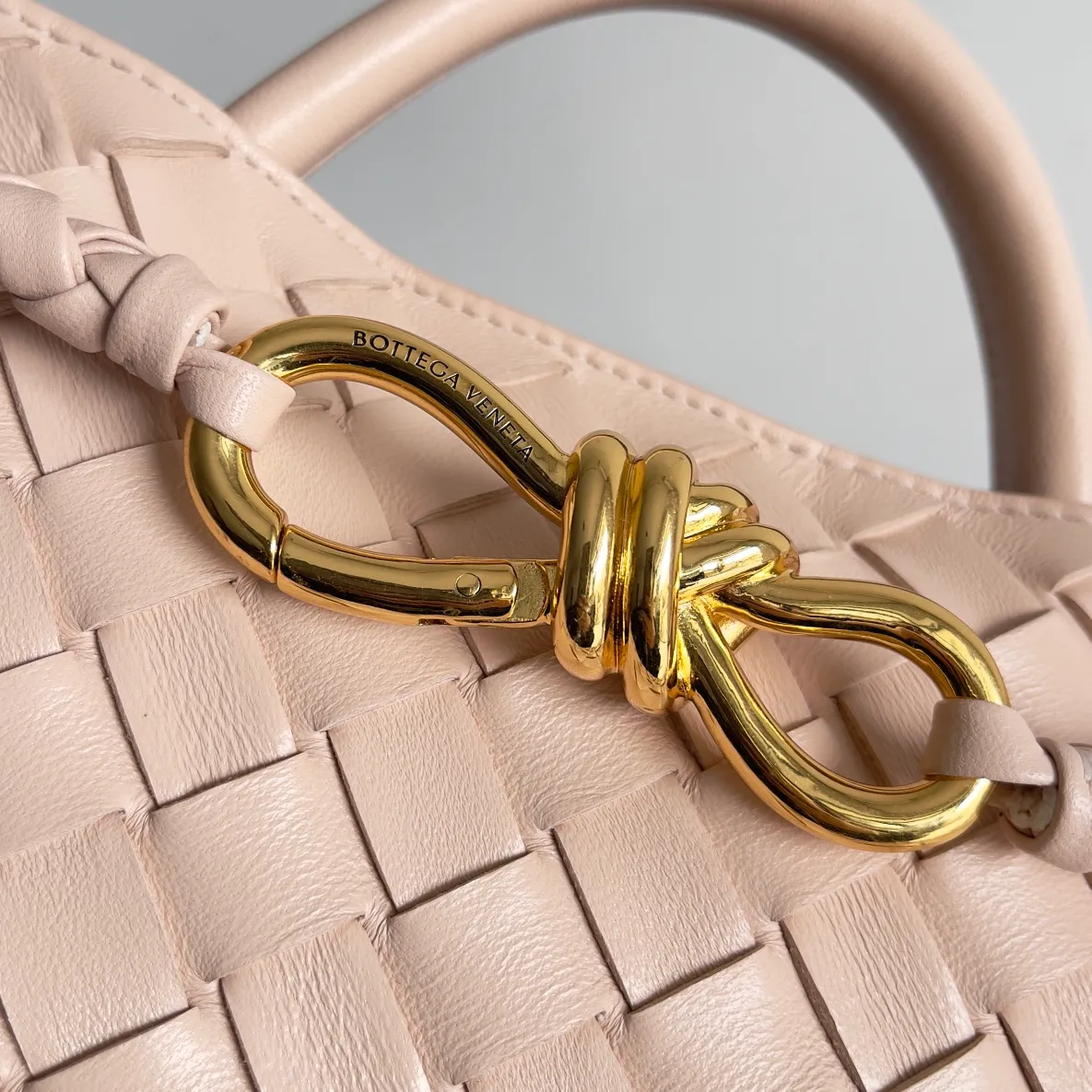 The 2023 new Andiamo batch of 1860 BV has been shipped‼ ️Really popular🔥The new Andiamo woven handbag launched by Bottega Veneta this season is really popular all over the world! ! Celebrities at home and abroad have worn it, and Oscar-winning actress Michelle Yeoh has taken it out on the street. Song Jia, Trai Yara, Yu Feihong, Sanji Ayaka, Rosie Hunting-Whiteley, Yoshioka Riho, etc. have all picked up this bag. It is classic and versatile, showing off its temperament, and the bag capacity is also large, which is very convenient for daily commuting! ! A variety of carrying methods, the shoulder straps can be adjusted by yourself, the original lambskin feels soft and delicate, and the neutral style is made to break gender boundaries and bring a more practical and longer-lasting use experience. Andiamo, which has both elegant and casual styles, perfectly interprets the true appearance of "fashionable old money style". Style number: 743568 Size: 25*22*10.5cm